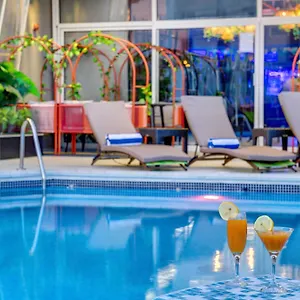 Отель Howard Johnson Plaza By Wyndham Deira